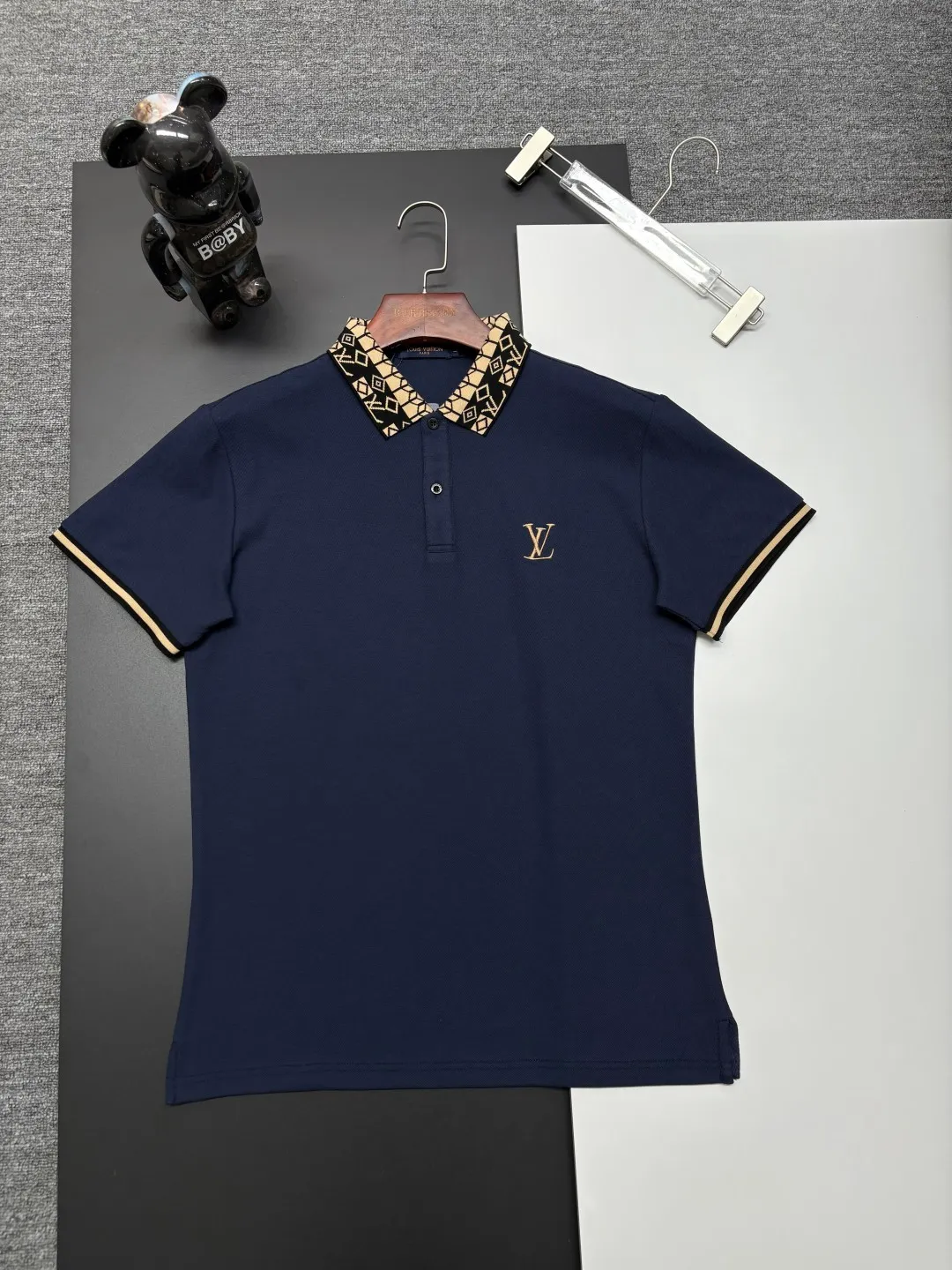 🅿️210 LV Louis Vuitton's new embroidered Polo shirt. Original fabric. Official same style. Made of 210 grams of pure cotton pique fabric, customized in the same vat dyeing fabric. It feels very comfortable and smooth. The version is quite wide and stylish. Produced by a first-line brand factory. Imported Behringer embroidery machine. The embroidery is full and textured. The collar rib is woven with imported yarn. It will not deform after long-term wear. The latest style for spring and summer. Fashionable and individual. Super versatile and good-looking. It is very suitable for both men and women. A must-have item. Color: black, white, apricot, royal blue. Size: M-XXXL